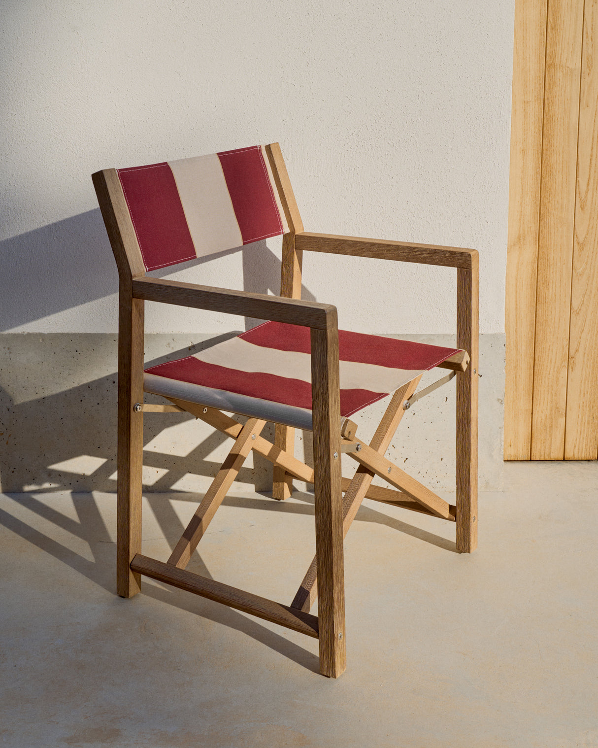 Weinrot-beige gestreifter Outdoor-Klappstuhl Vilara aus massivem Akazienholz, FSC 100%