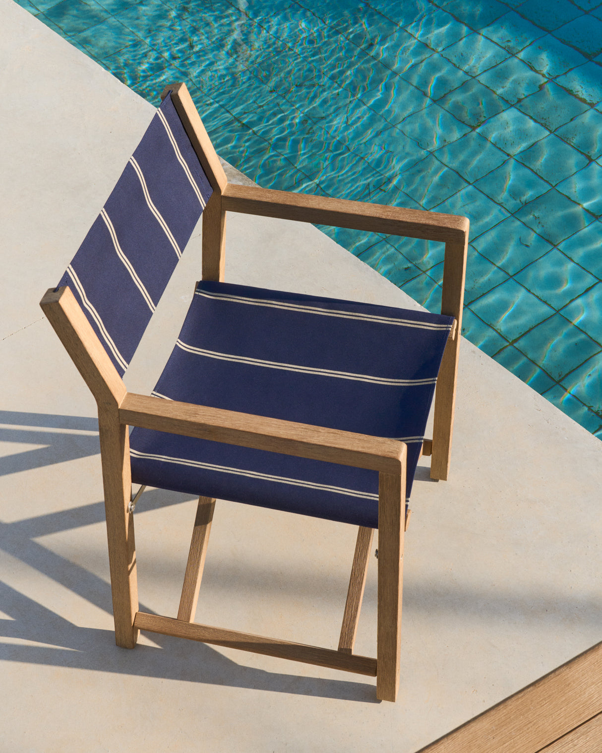 Blau-beige gestreifter Outdoor-Klappstuhl Vilara aus massivem Akazienholz, FSC™ 100% - ZEN ZONE Furniture