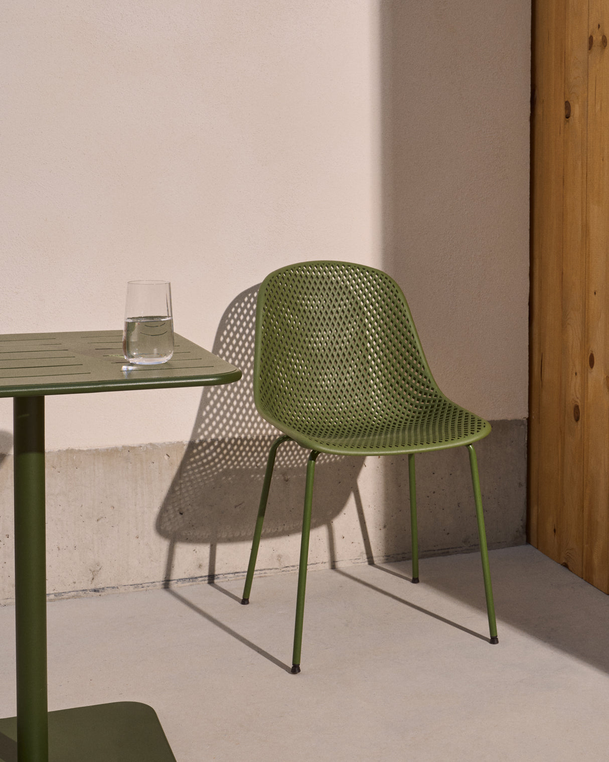 Outdoor-Stuhl Quinby mit grünen Stahlbeinen - ZEN ZONE Furniture