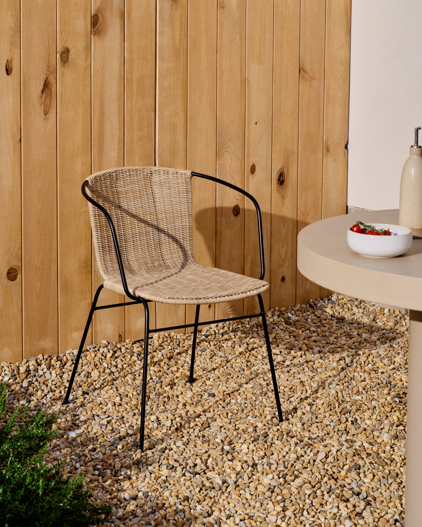 Stapelbarer Stuhl Eltiera aus synthetischem Rattan mit Struktur und Armlehnen aus schwarzem Stahl - ZEN ZONE Furniture