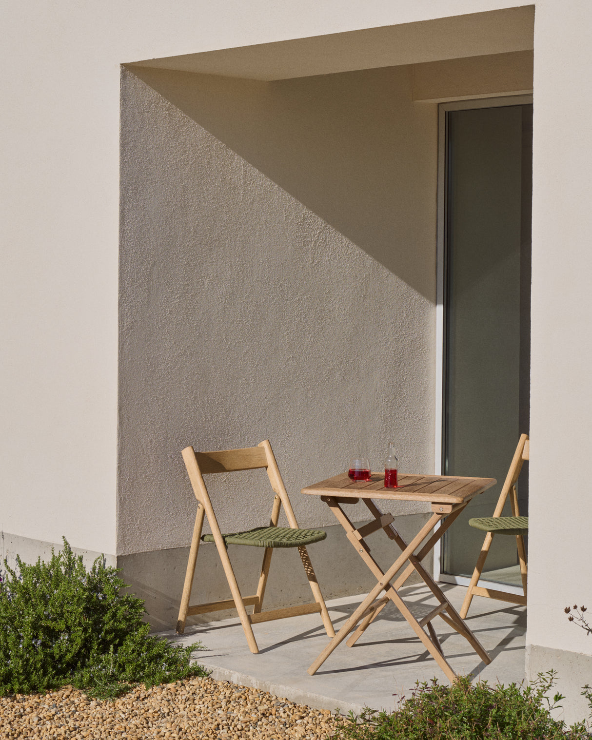 Klappstuhl Dandara aus Akazienmassivholz und einer Stahlstruktur mit geflochtener Sitzfläche in grün FSC 100% - ZEN ZONE Furniture