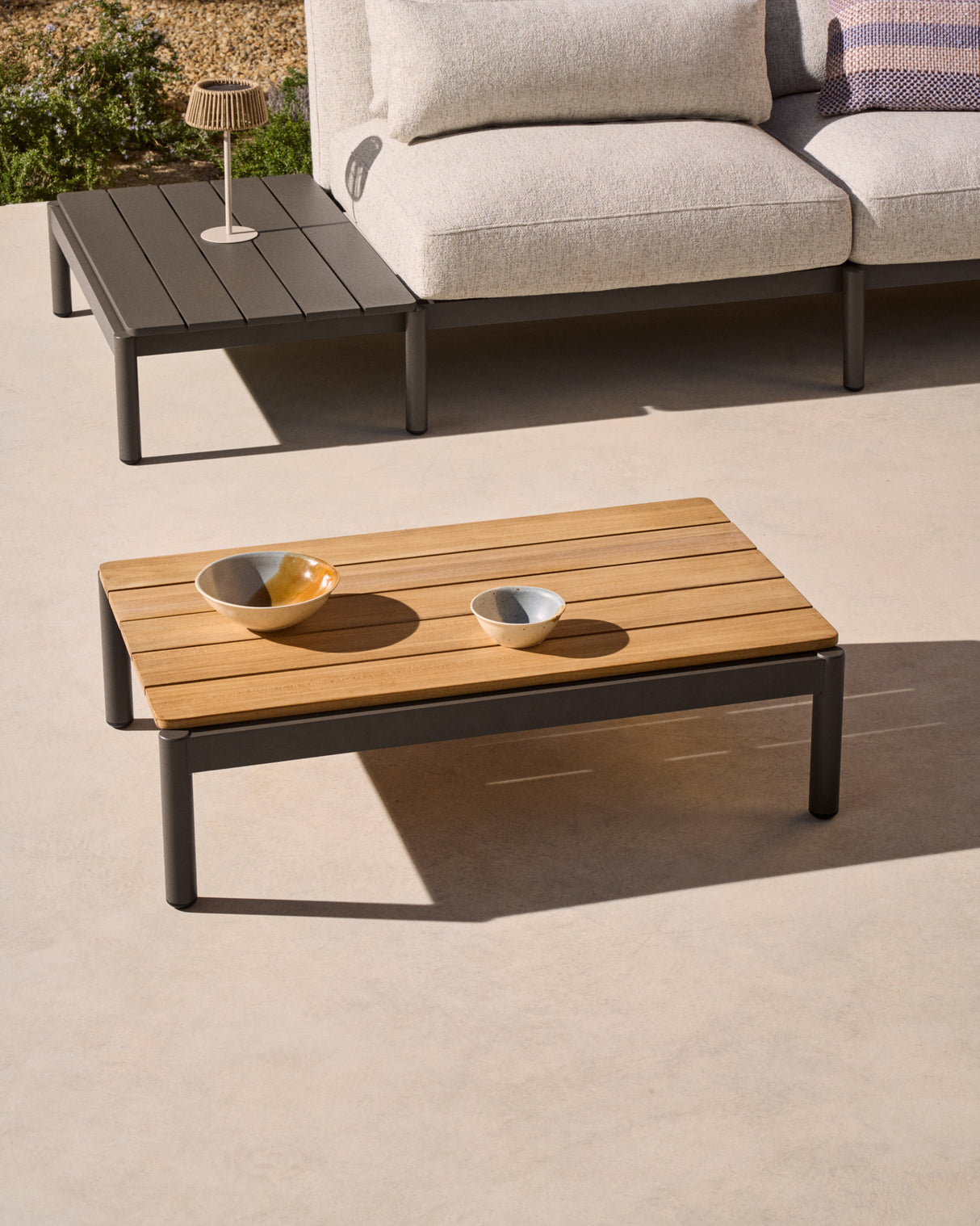 Couchtisch Sorells aus grauem Aluminium und Teakholz 89 x 91 cm FSC 100%