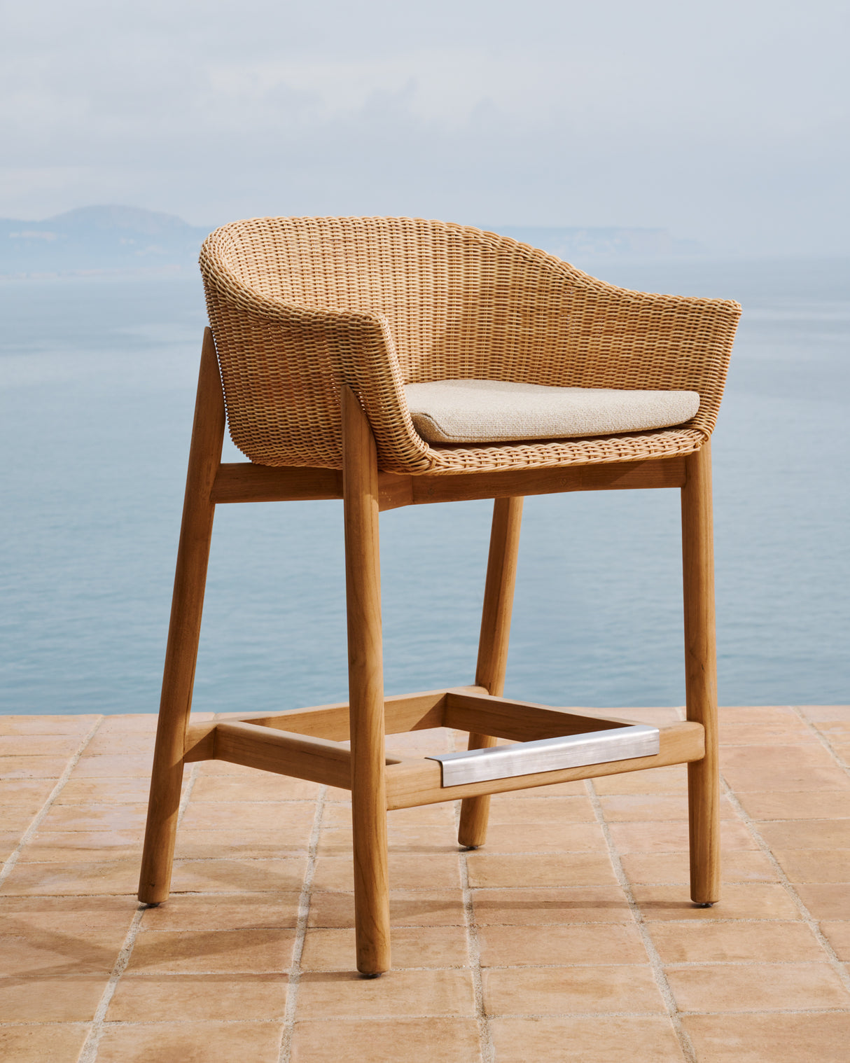 Hocker Galea aus massivem Teakholz und synthetischem Rattan 65 cm FSC 100%