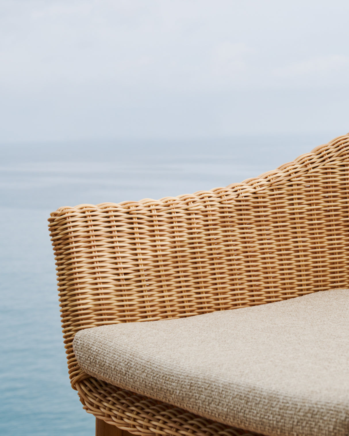 Hocker Galea aus massivem Teakholz und synthetischem Rattan 65 cm FSC 100%