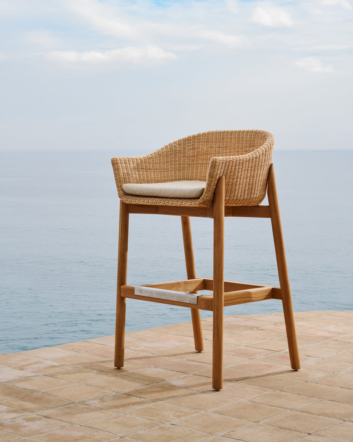 Hocker Galea aus massivem Teakholz und synthetischem Rattan 75 cm FSC 100%