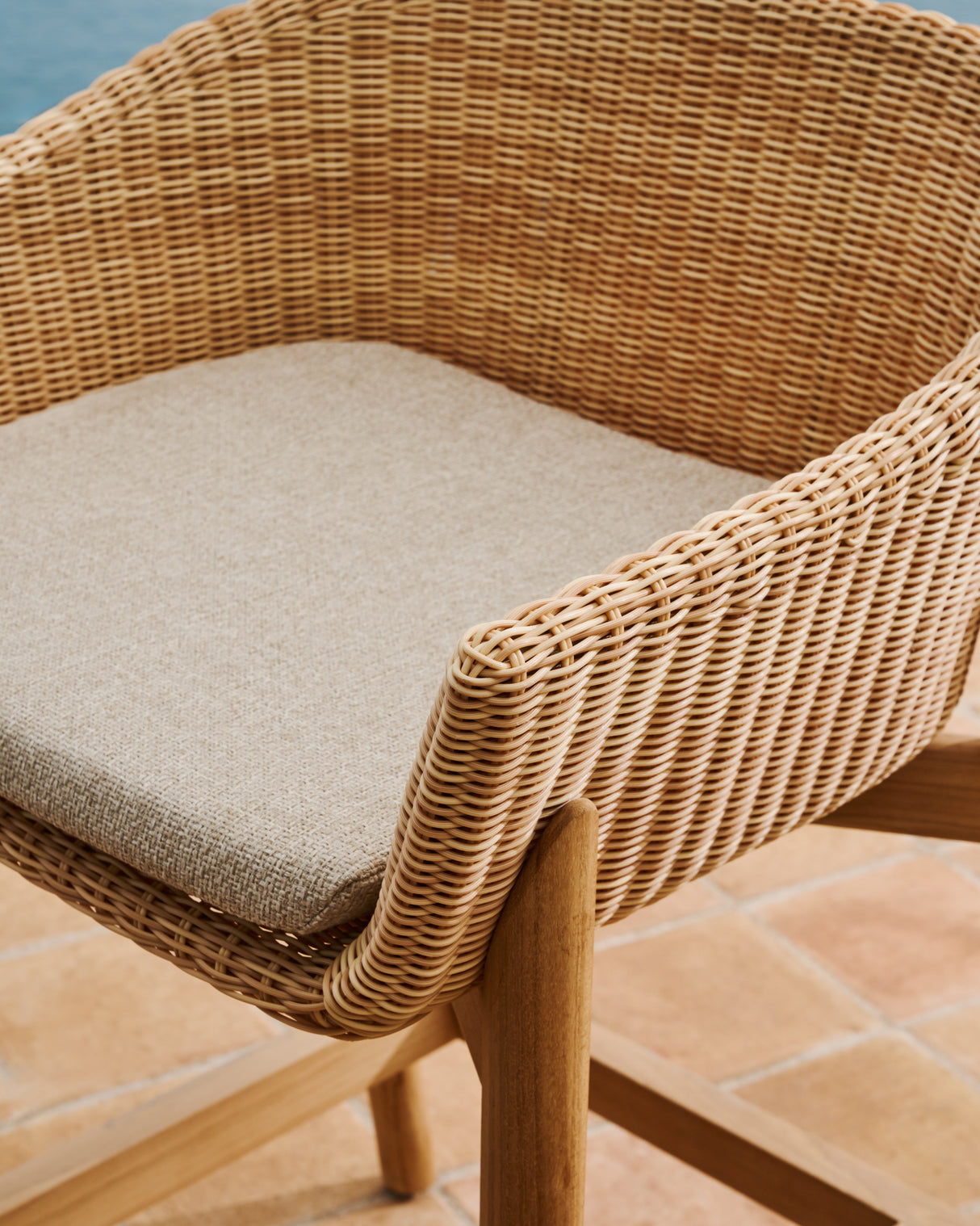 Hocker Galea aus massivem Teakholz und synthetischem Rattan 75 cm FSC 100%