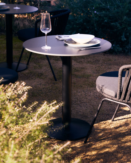 Runder Outdoor-Tisch Esilda schwarz mit schwarz lackiertem Metallbein Ø 70 x 70 cm - ZEN ZONE Furniture
