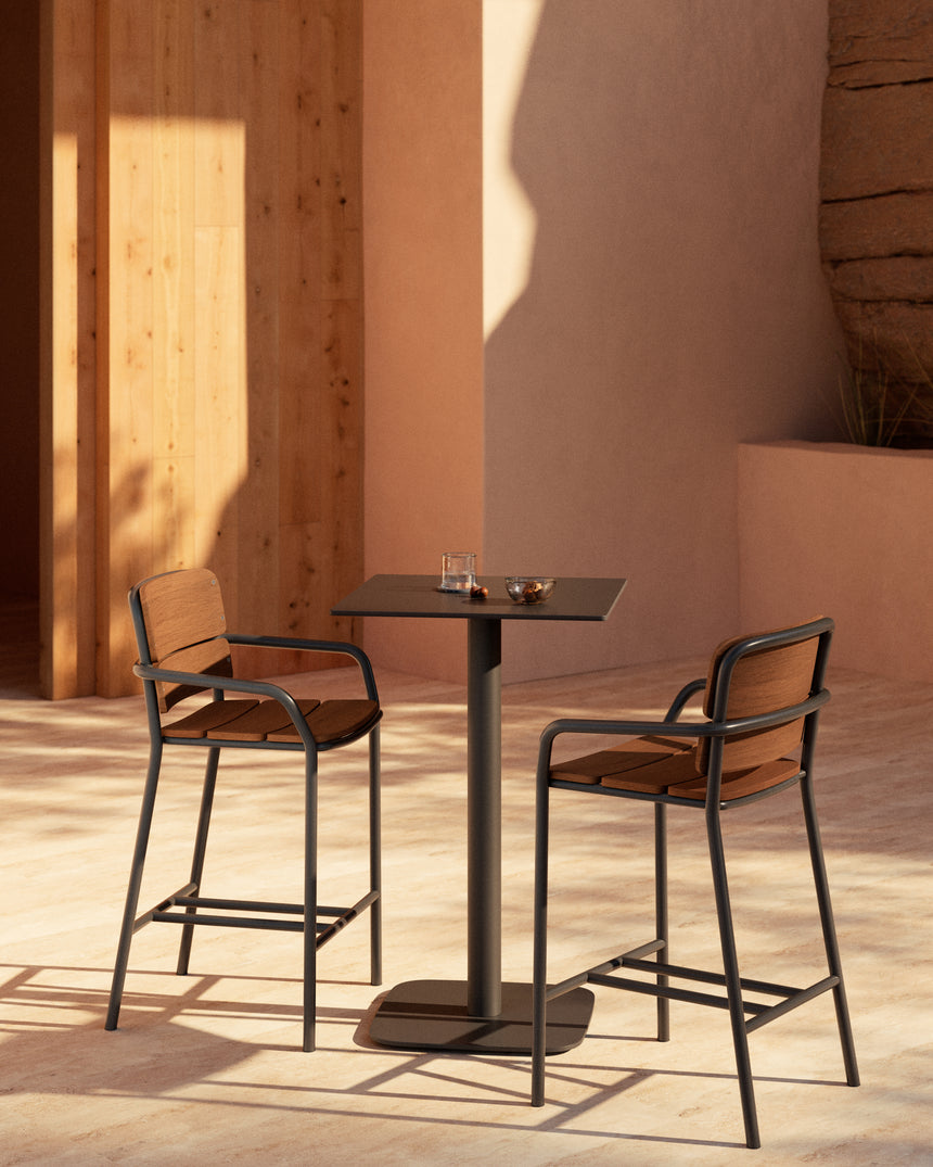 Algueret Hocker aus massivem Eukalyptusholz, Naturfinish, schwarzes Aluminium, 65 cm, FSC 100% - ZEN ZONE Furniture