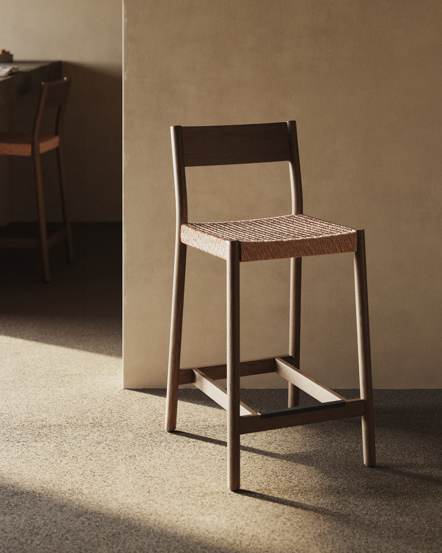 Yalia Barhocker Rückenlehne massives Eichenholz mit Nussbaum-Finish und Seilsitzfläche 65 cm FSC 100% - ZEN ZONE Furniture