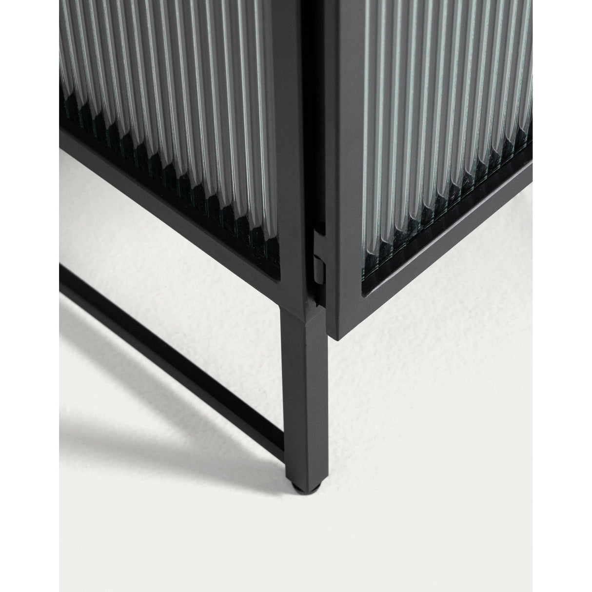 Trixie Vitrine aus Stahl mit schwarzem Finish 70 x 143 cm - ZEN ZONE