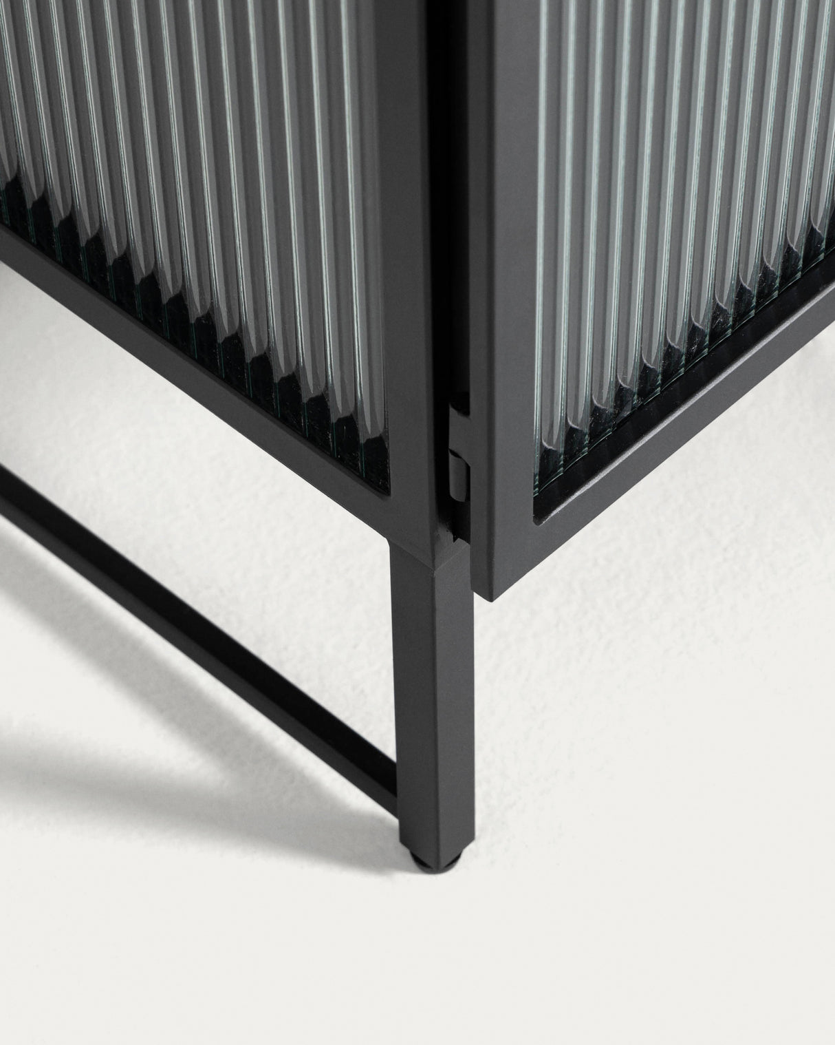 Trixie Vitrine aus Stahl mit schwarzem Finish 70 x 143 cm