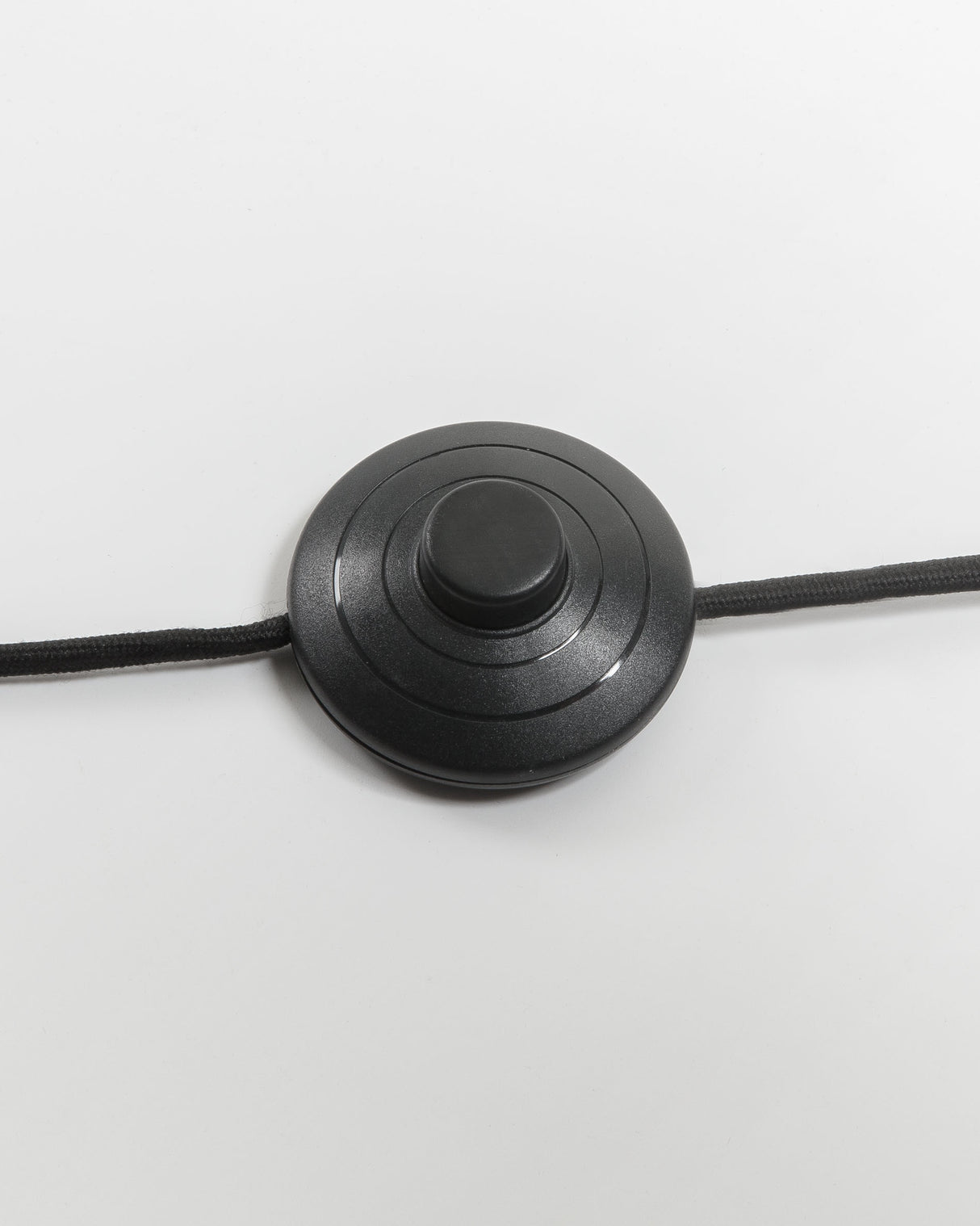 Ikia Stehlampe aus Metall schwarz - ZEN ZONE Furniture