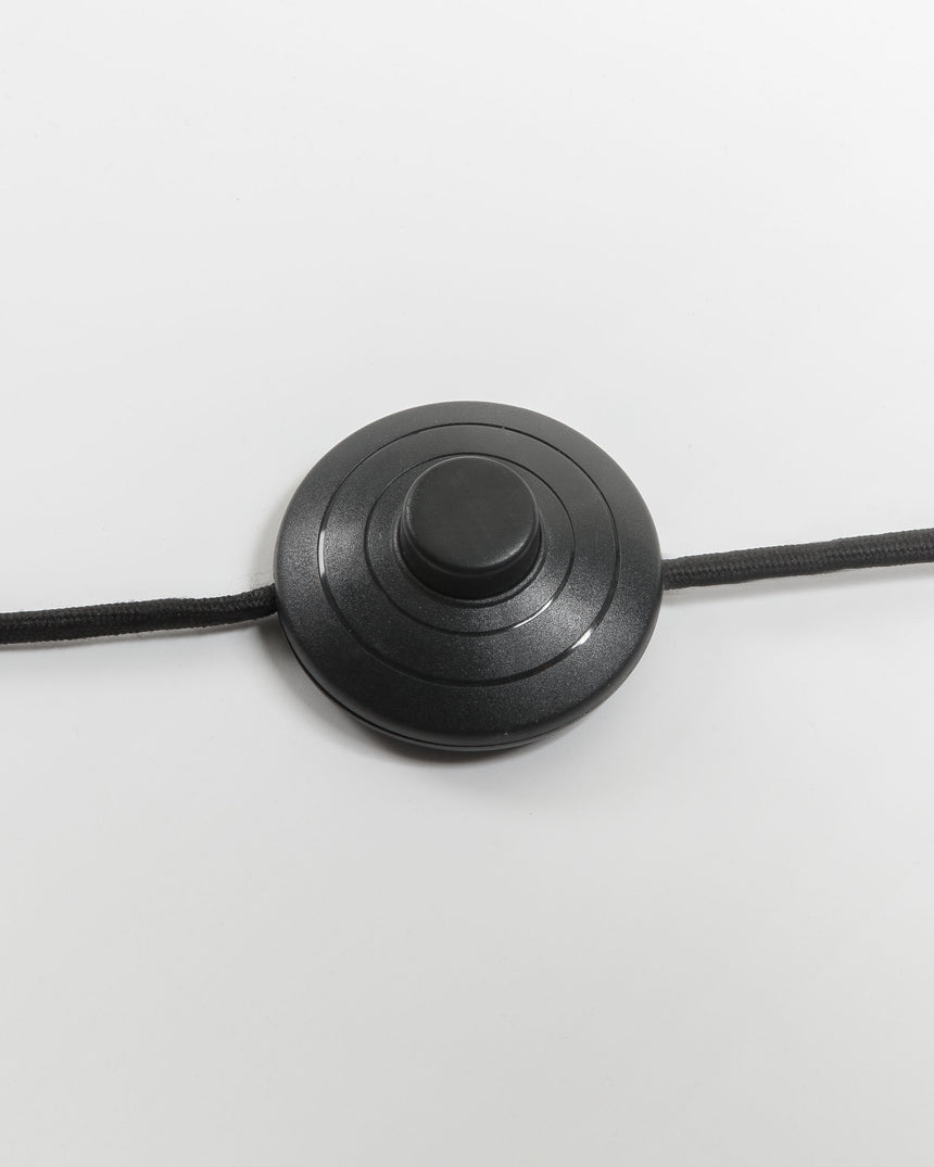 Ikia Stehlampe aus Metall schwarz - ZEN ZONE Furniture