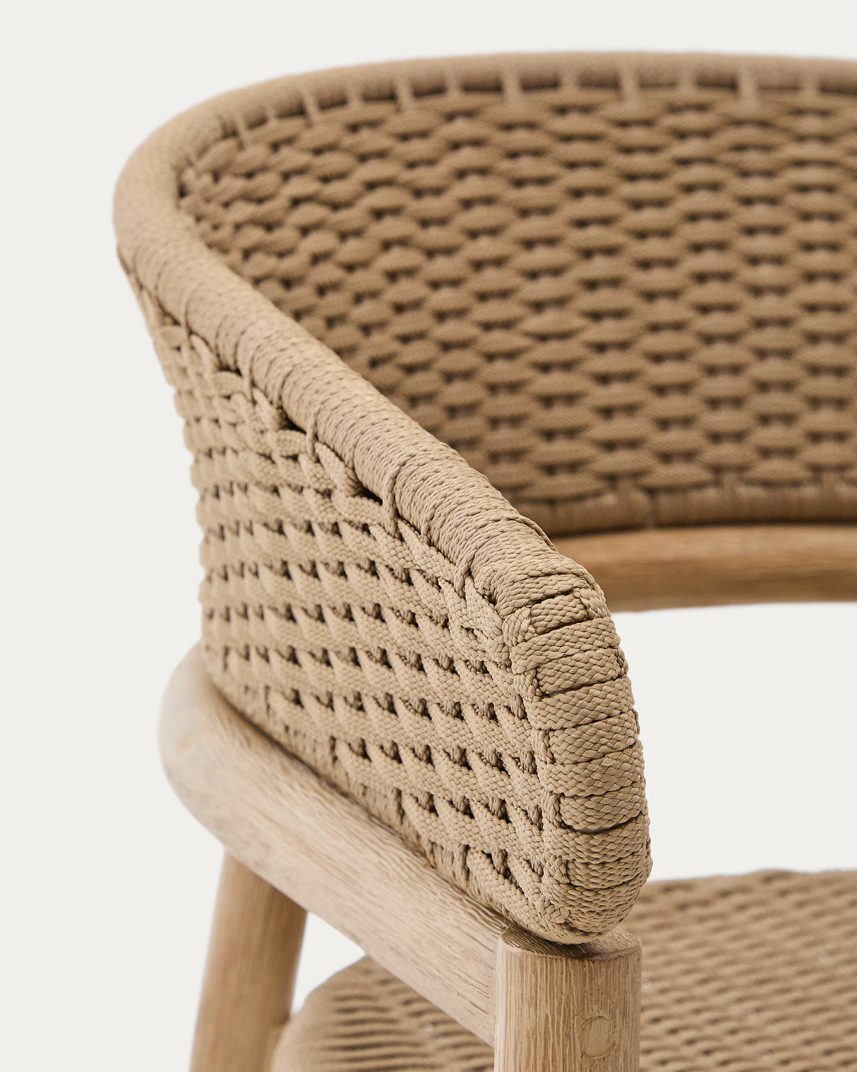 Stuhl Arinella aus massivem Akazienholz mit Finish in natürlichem Farbton und beigem Seil FSC 100%