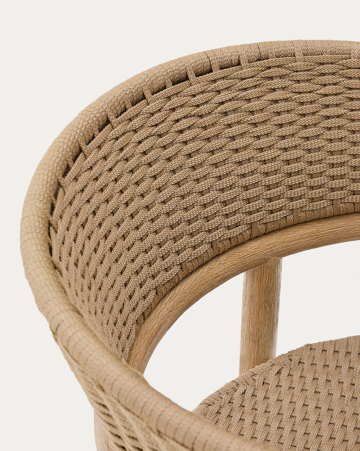 Stuhl Arinella aus massivem Akazienholz mit Finish in natürlichem Farbton und beigem Seil FSC 100%