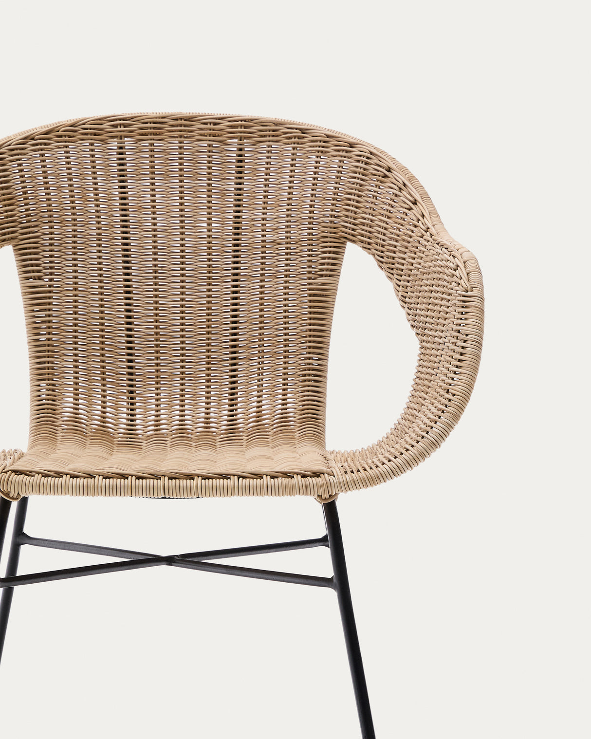 Stapelbarer Stuhl Eltiera aus synthetischem Rattan und schwarzem Stahlgestell