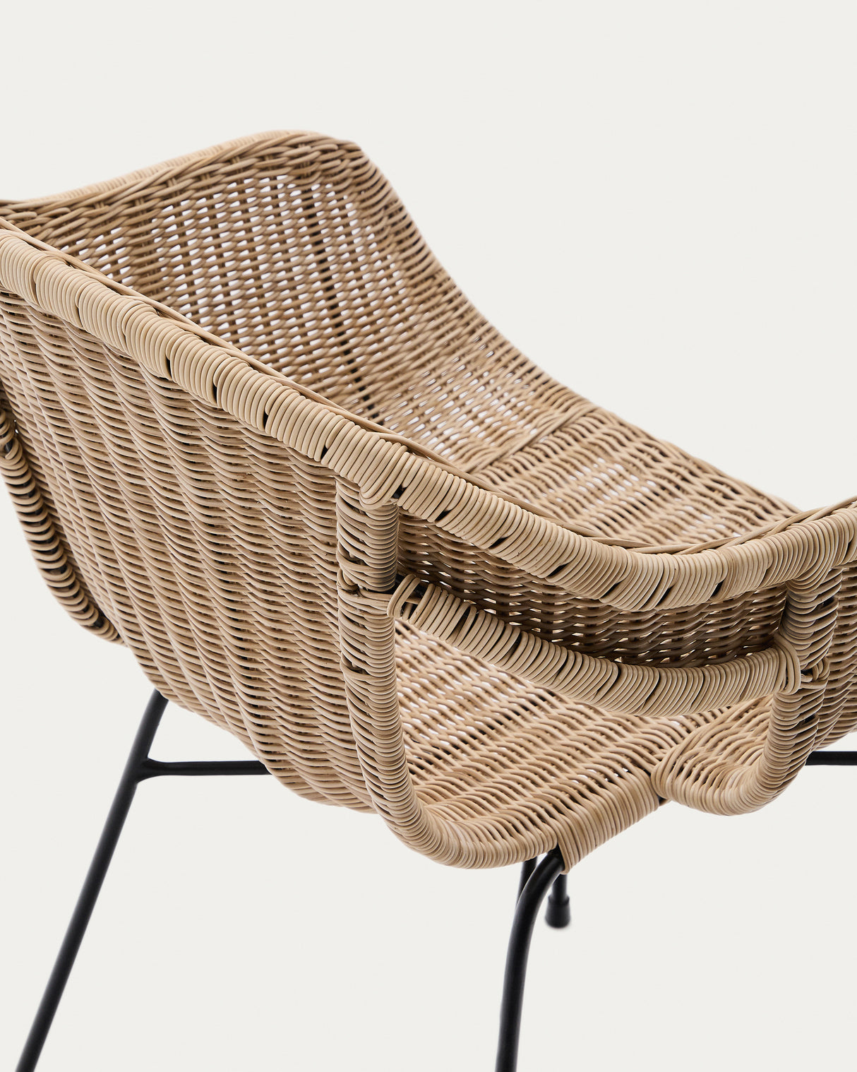 Stapelbarer Stuhl Eltiera aus synthetischem Rattan und schwarzem Stahlgestell