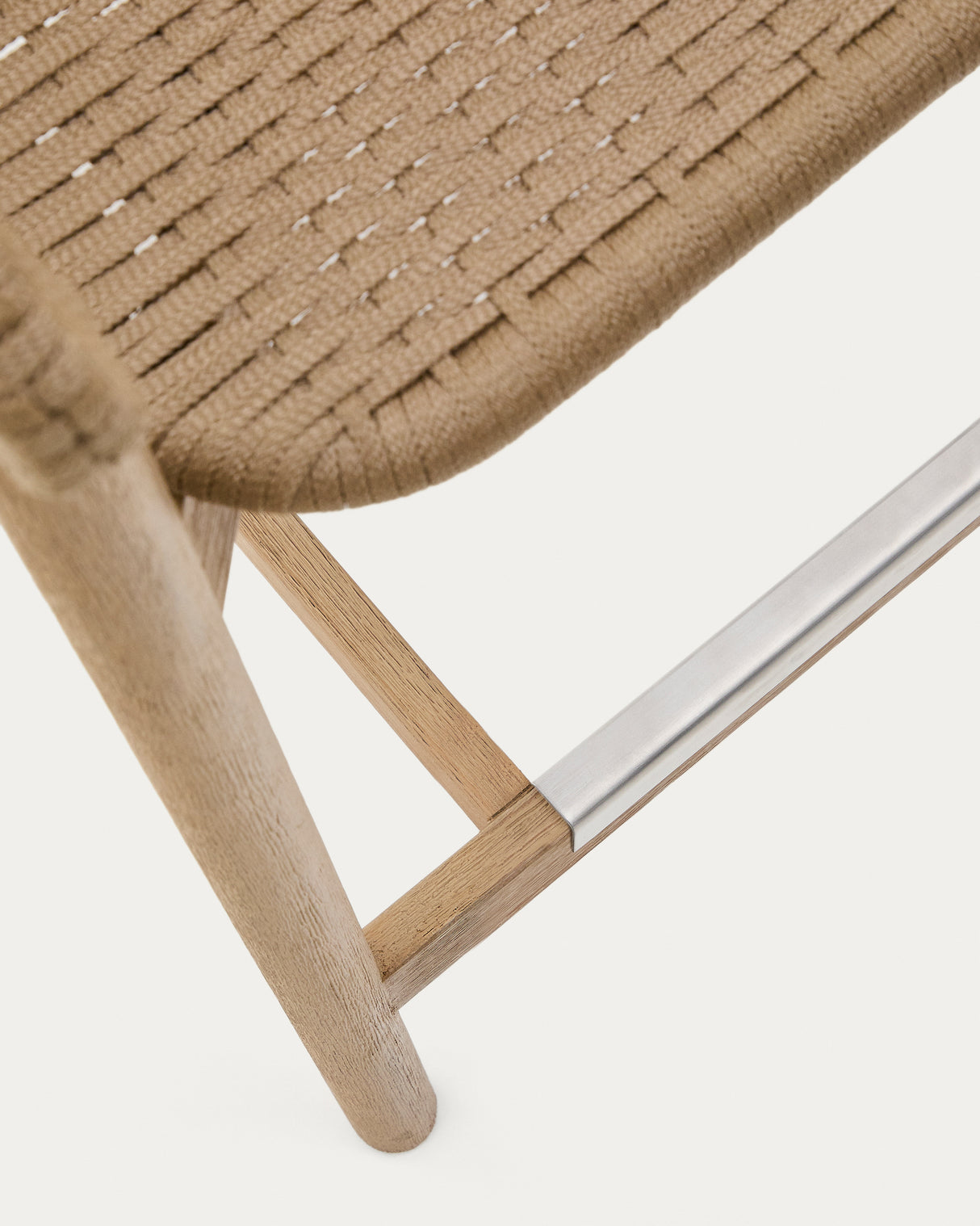 Hocker Arinella aus massivem Akazienholz mit Finish in natürlichem Farbton und beigem Seil 65 cm FSC 100%
