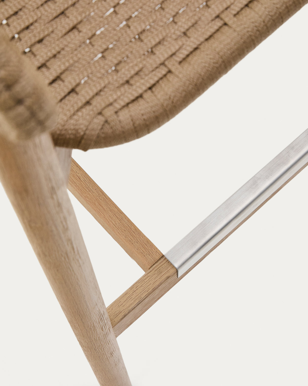 Hocker Arinella aus massivem Akazienholz mit Finish in natürlichem Farbton und beige Seil 75 cm FSC 100%