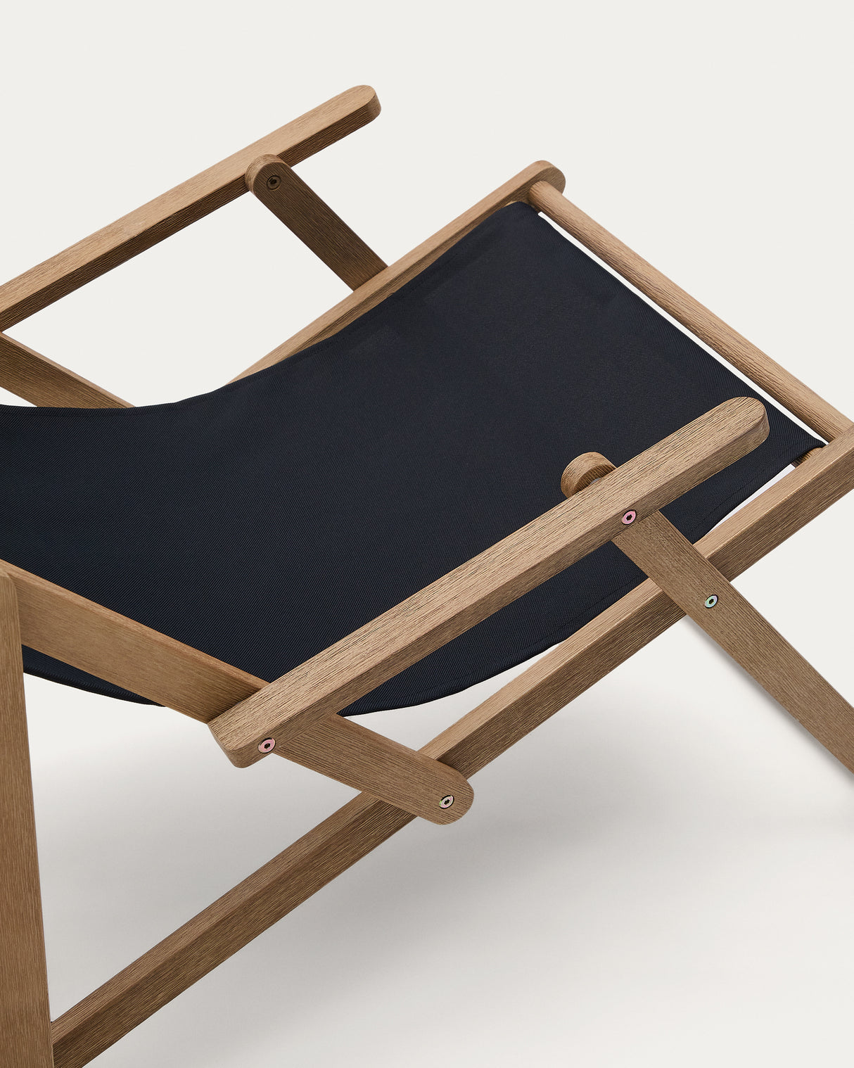 Klappbarer Outdoor-Liegestuhl Vilara in Schwarz aus massivem Akazienholz FSC 100%