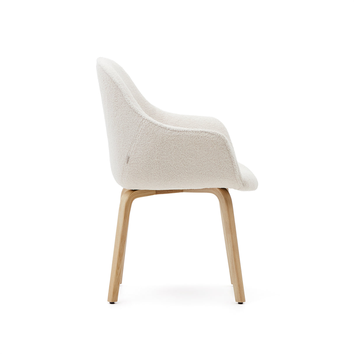 Aleli Stuhl mit Bouclé in Weiß Beine aus massivem Eschenholz mit natürlichem Finish - ZEN ZONE Furniture