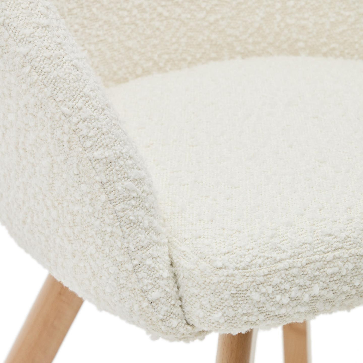 Marvin Drehstuhl mit Bouclé-Polsterung in Weiß Beine massive Buche mit natürlichem Finish - ZEN ZONE