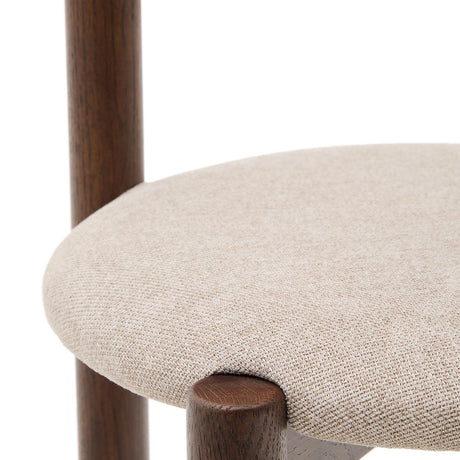 Nebai Stuhl aus brauner Chenille und Gestell aus massivem Eichenholz mit Nussholz Finish F - ZEN ZONE