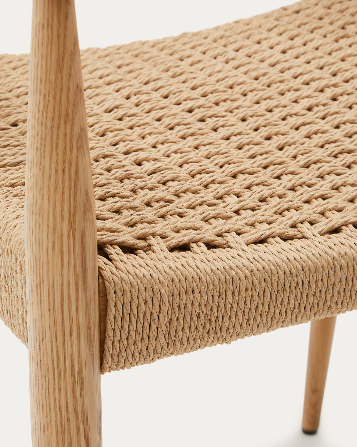 Analy Stuhl mit Armlehnen aus massivem Eichenholz 100% FSC, naturfarbenes Finish, Seilsitz - ZEN ZONE Furniture