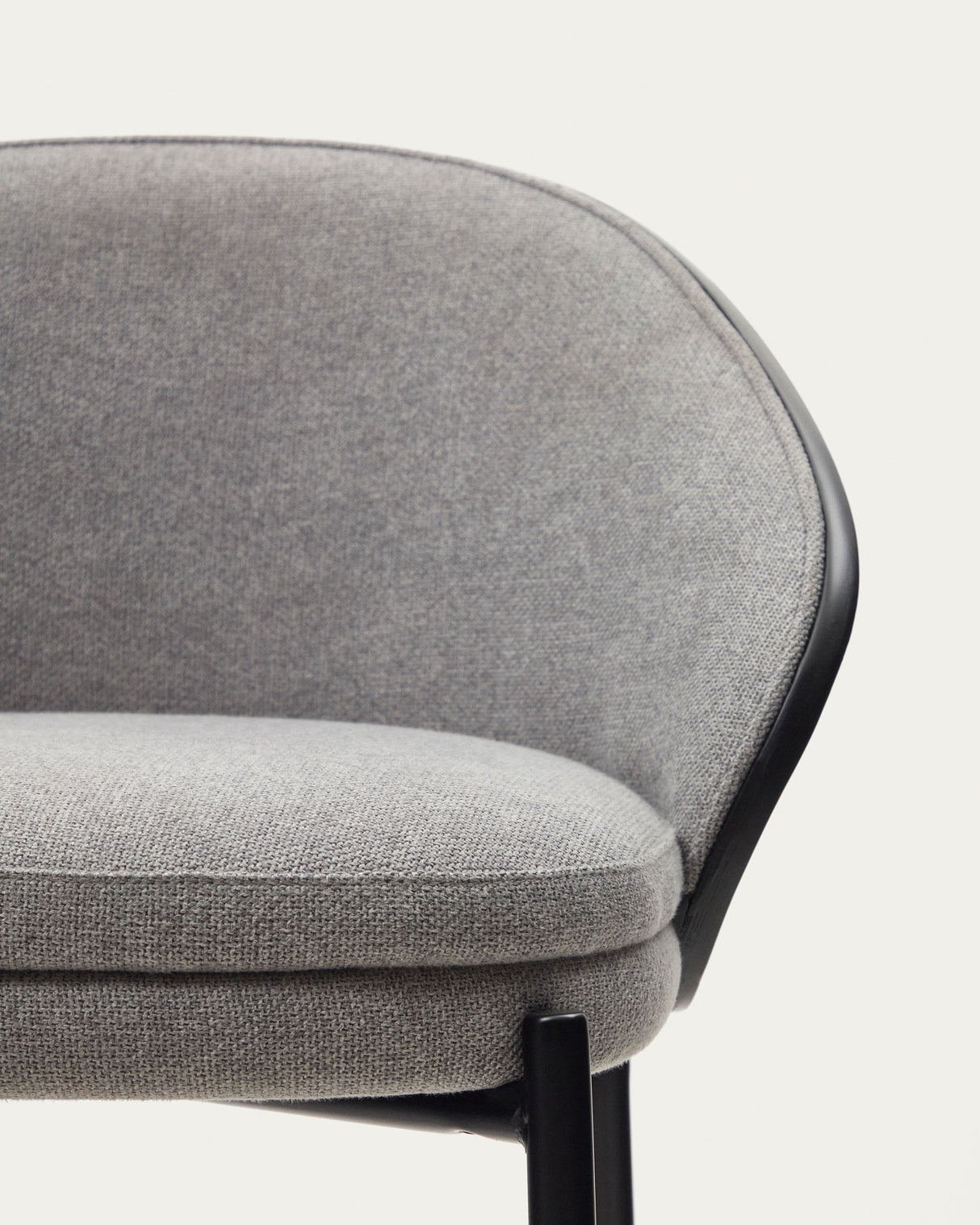 Eamy Hocker hellgraue Chenille  Eschenfurnier mit schwarzem Finish und Metall in Schwarz Höhe 65 cm - ZEN ZONE Furniture