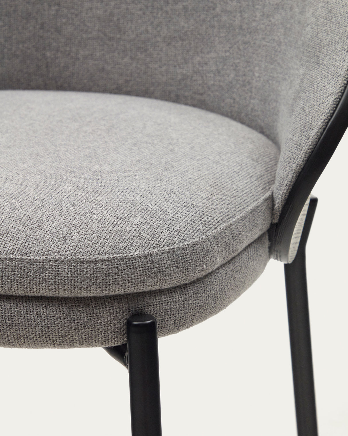 Eamy Hocker hellgraue Chenille  Eschenfurnier mit schwarzem Finish und Metall in Schwarz Höhe 65 cm - ZEN ZONE Furniture