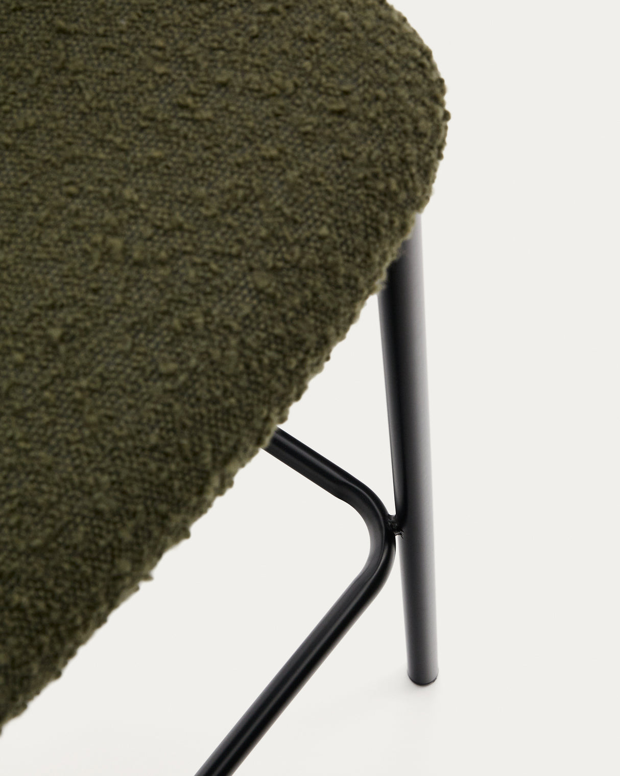 Hocker Ciselia aus grünem Schaffell und schwarzem Stahl Höhe 75 cm FSC Mix Credit - ZEN ZONE Furniture