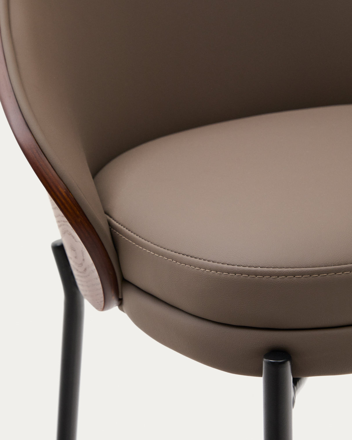 Eamy Hocker aus braunem Kunstleder, Eschenfurnier in Nussbaum-Finish mit Metall in Schwarz - ZEN ZONE Furniture
