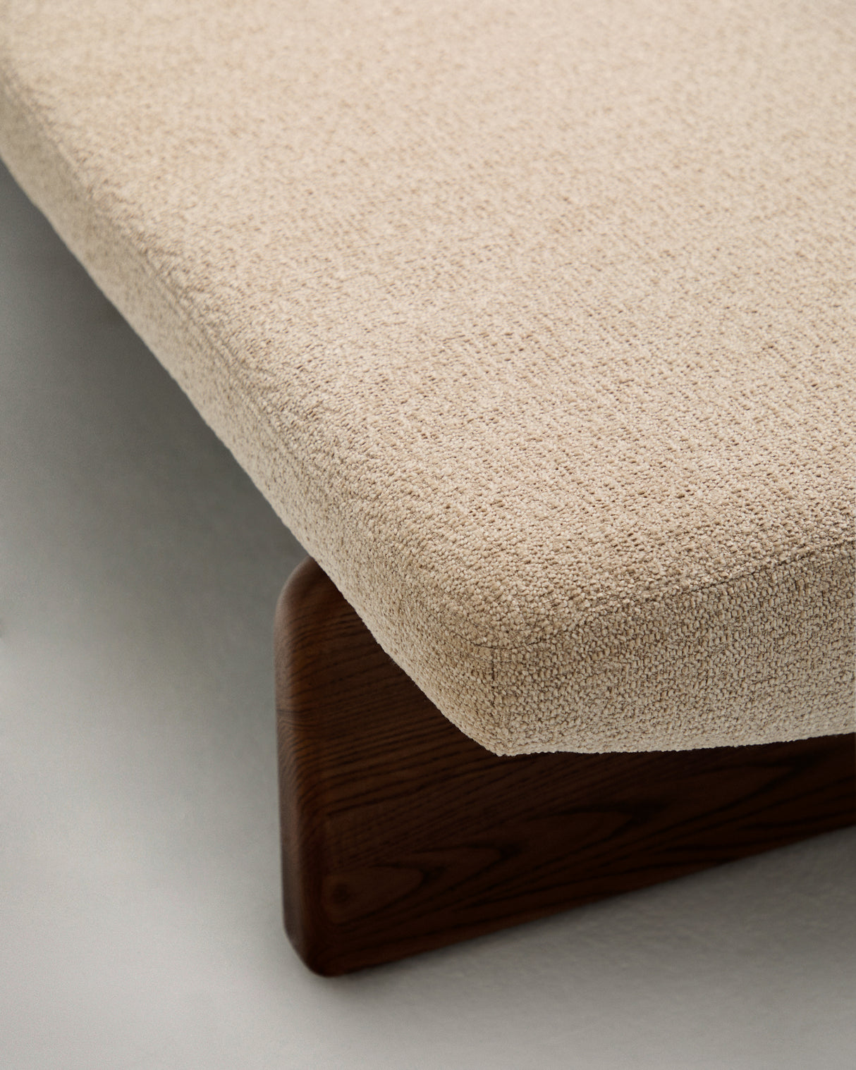 Polsterbank Topaz beiger Chenille und massives Eschenholz mit Walnuss-Finish 150cm FSC 100% - ZEN ZONE Furniture