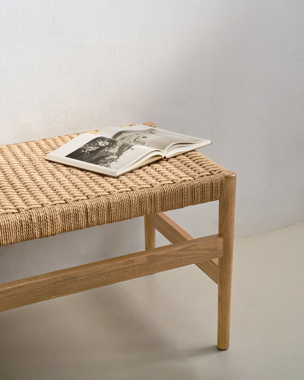 Zaide Bank aus massivem Eichenholz mit naturfarbenem Finish und Seilsitzfläche FSC 100% 120 cm - ZEN ZONE Furniture