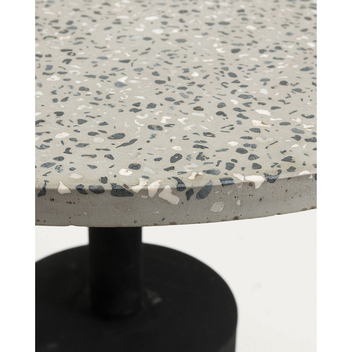 Delano Beistelltisch aus Terrazzo in Grau und Stahlbeine in Schwarz Ø 55 cm - ZEN ZONE