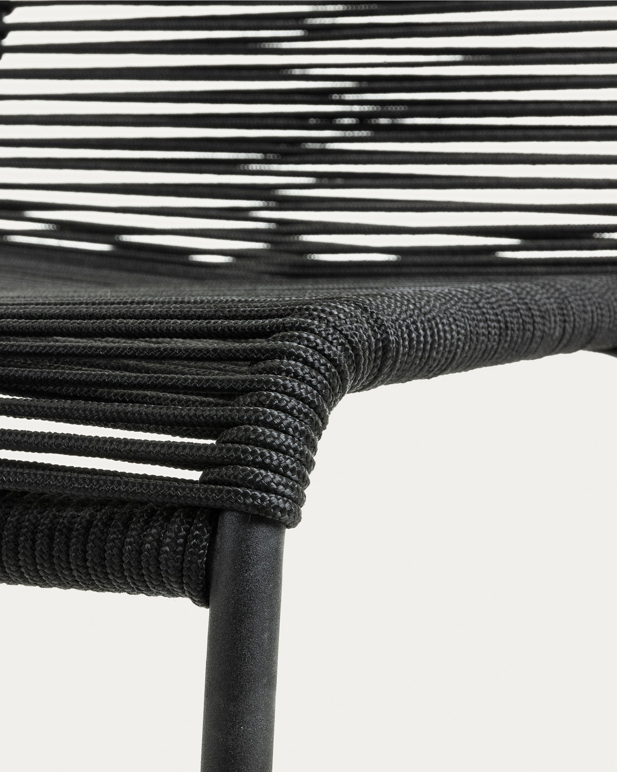 Lambton stapelbarer Stuhl aus schwarzem Seil und Stahl mit schwarzem Finish - ZEN ZONE Furniture