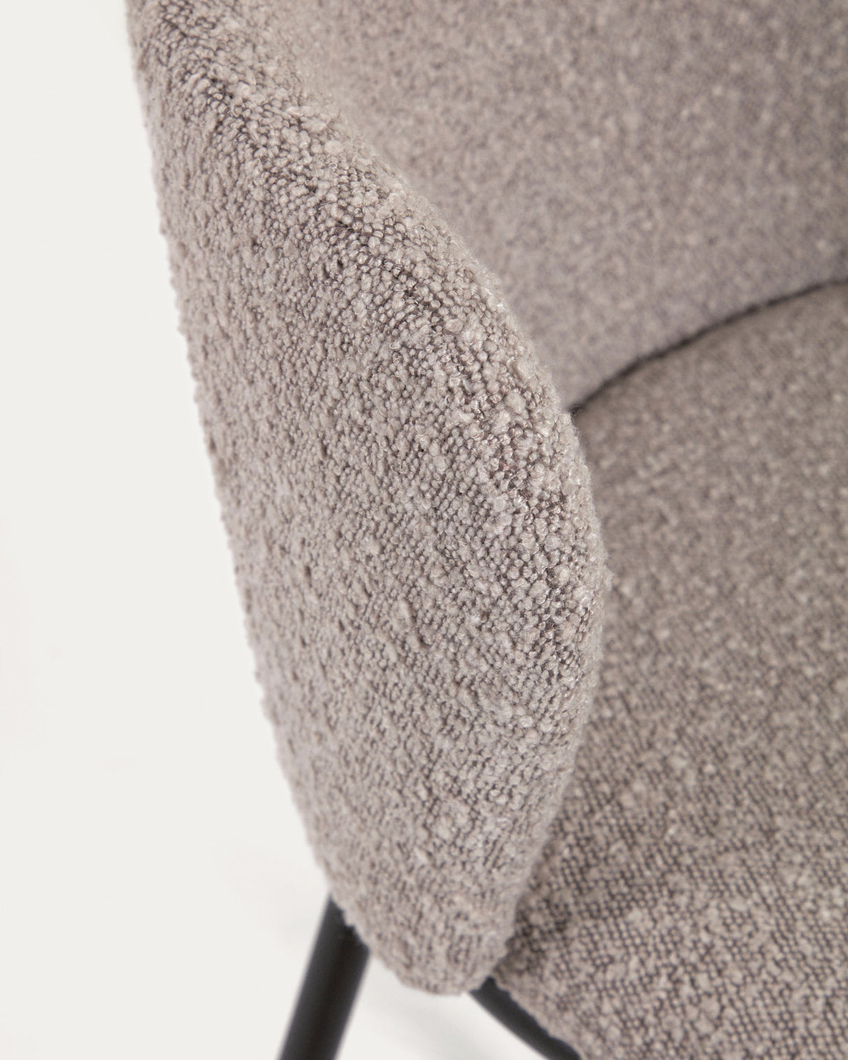 Ciselia Hocker mit hellgrauem Bouclé und schwarzen Stahlbeinen Höhe 75 cm hoch FSC Mix Credit - ZEN ZONE Furniture