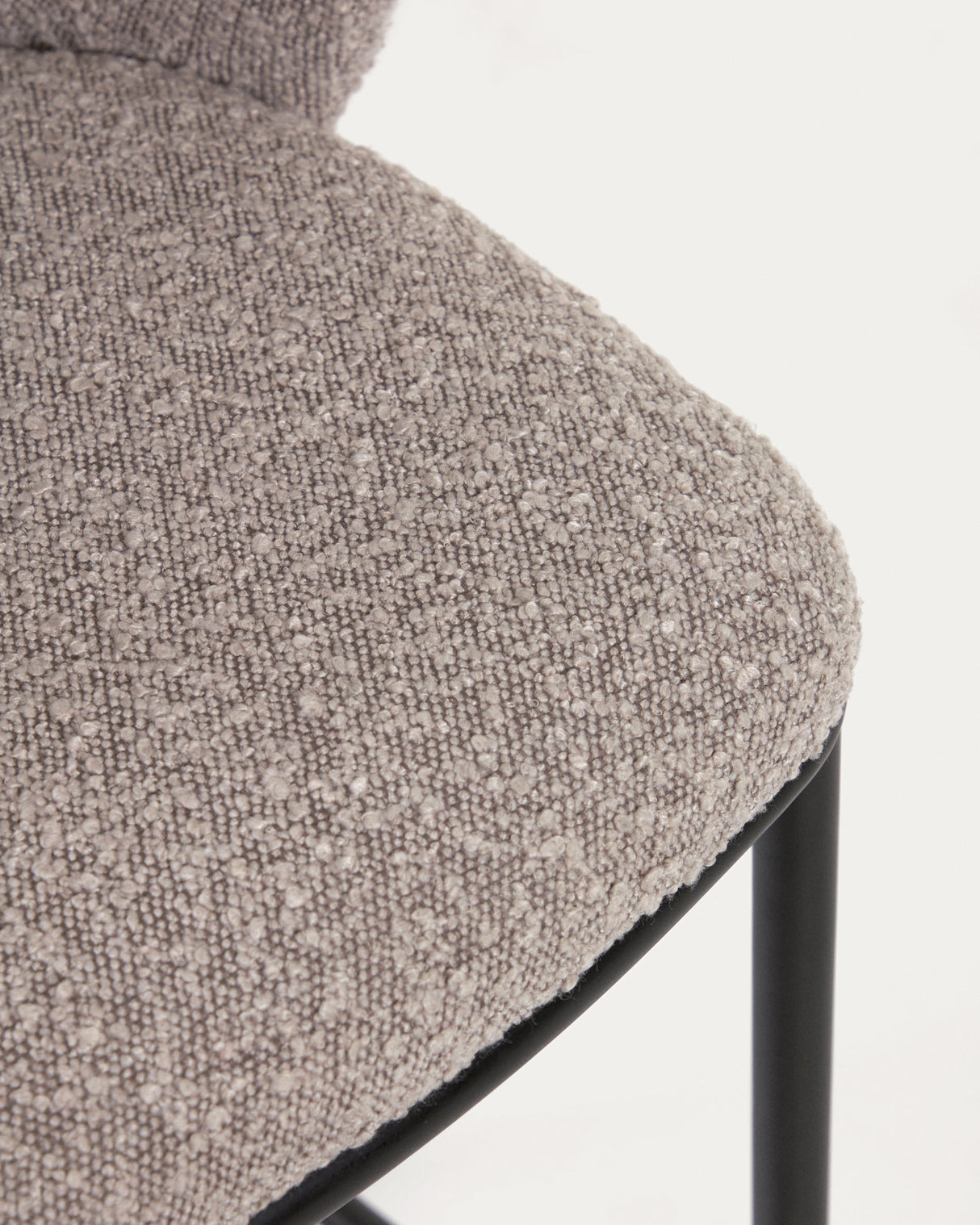 Ciselia Hocker mit hellgrauem Bouclé und schwarzen Stahlbeinen Höhe 75 cm hoch FSC Mix Credit - ZEN ZONE Furniture