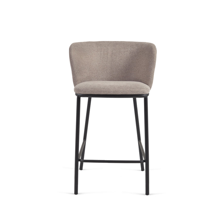 Ciselia Hocker aus hellbrauner Chenille Stahlbeine in Schwarz Höhe 65 cm FSC Mix Credit - ZEN ZONE Furniture