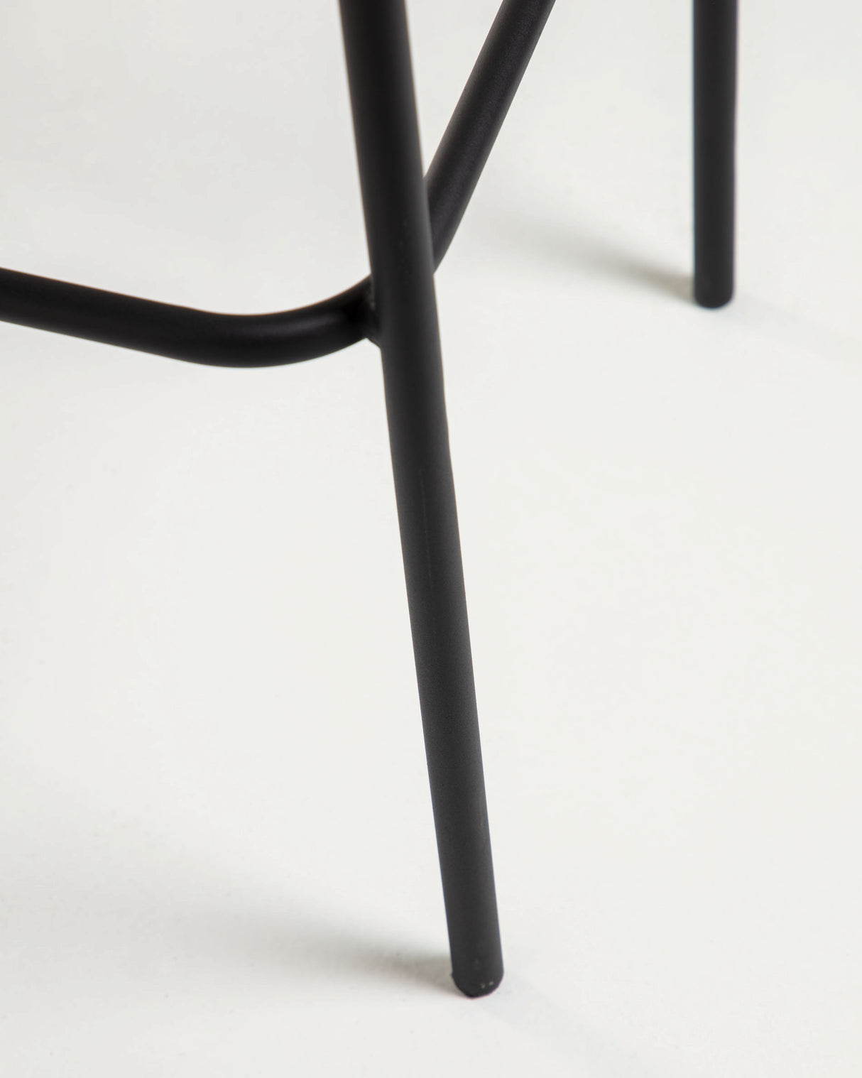 Lambton stapelbarer Hocker aus braunem Seil und Stahl mit schwarzem Finish Höhe 74 cm - ZEN ZONE Furniture