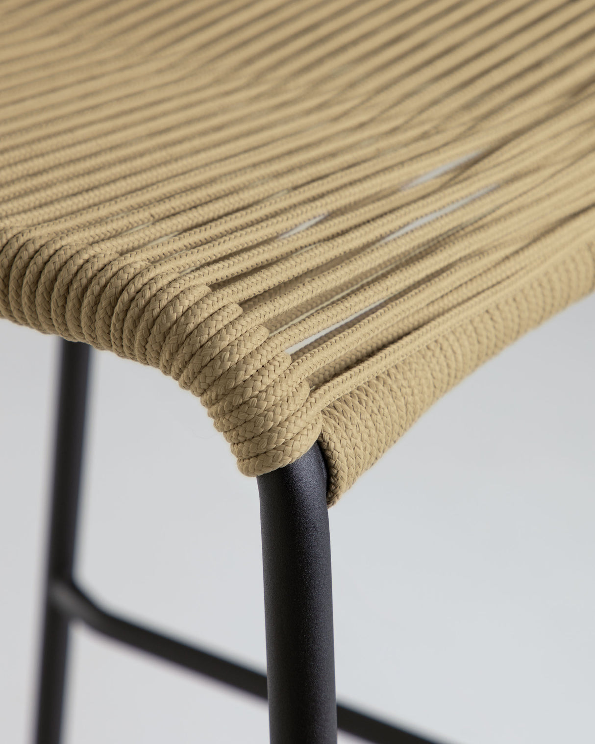 Lambton Hocker aus braunem Seil und Stahl mit schwarzem Finish Höhe 62 cm - ZEN ZONE Furniture