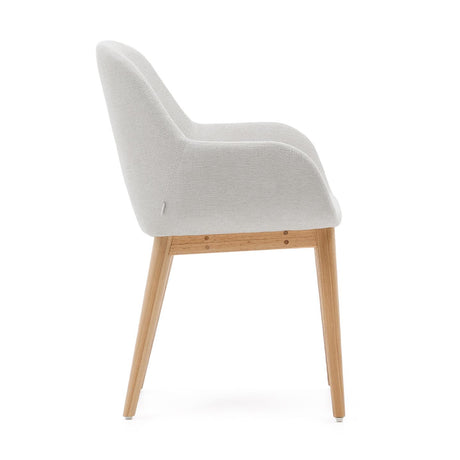 Konna Stuhl in Beige und Beine aus massivem Eschenholz mit natürlichem Finish - ZEN ZONE