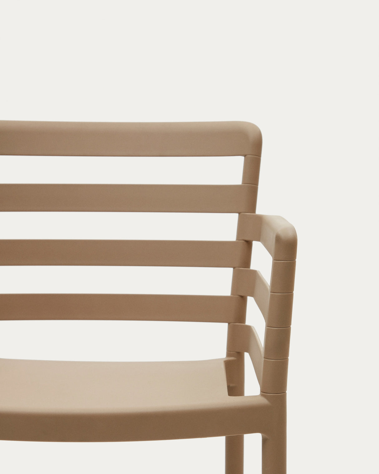 Nariet stapelbarer Gartenstuhl aus Kunststoff in Beige - ZEN ZONE Furniture