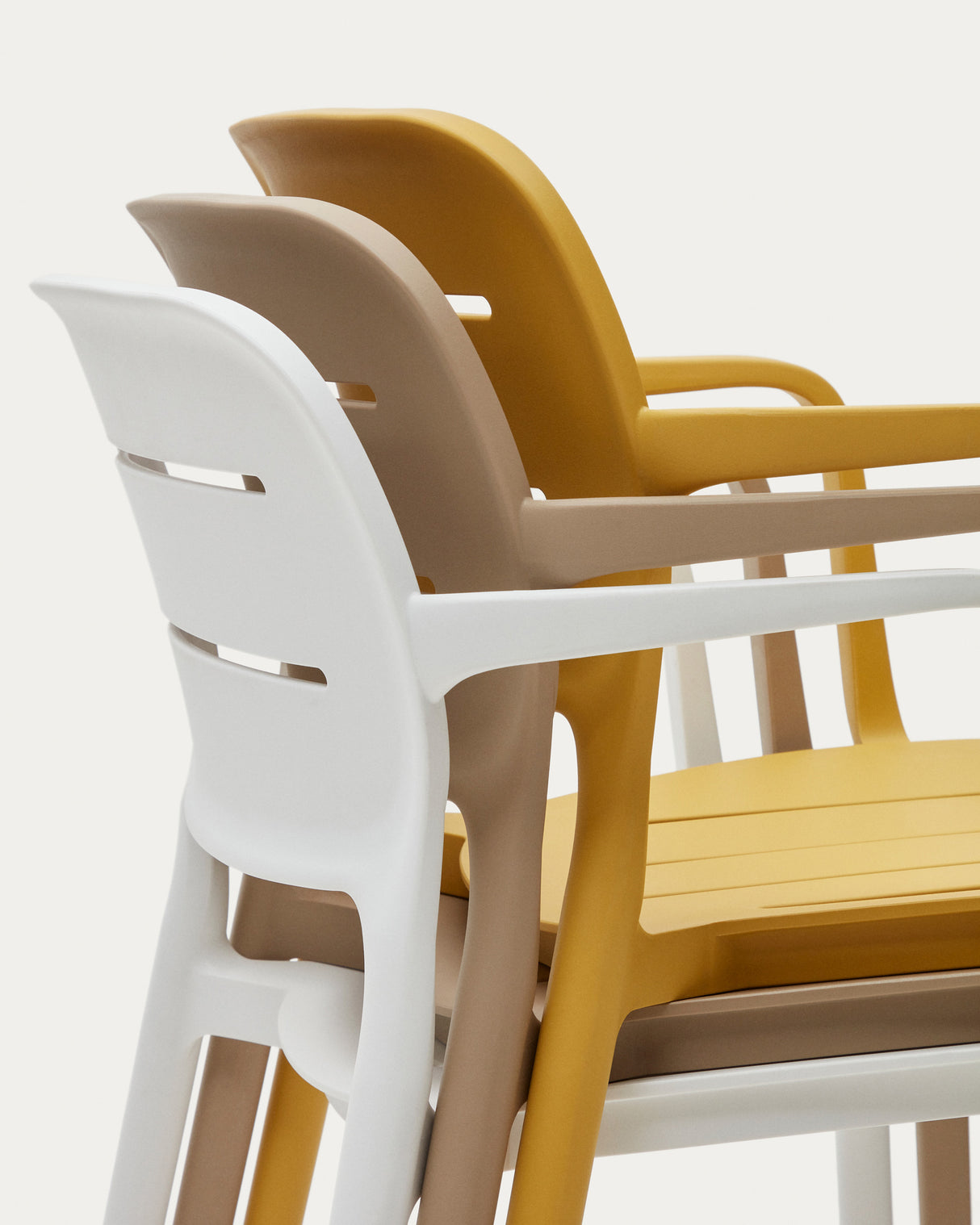 Morella stapelbarer Gartenstuhl aus Kunststoff in Senfgelb - ZEN ZONE Furniture