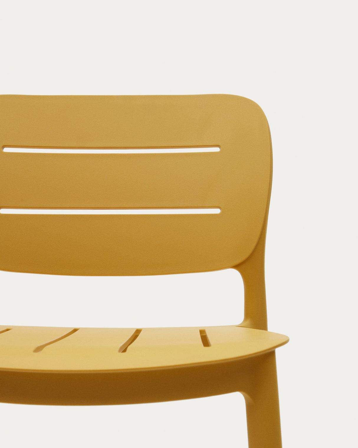 Morella stapelbarer Outdoor-Hocker aus Kunststoff in Senfgelb - ZEN ZONE Furniture