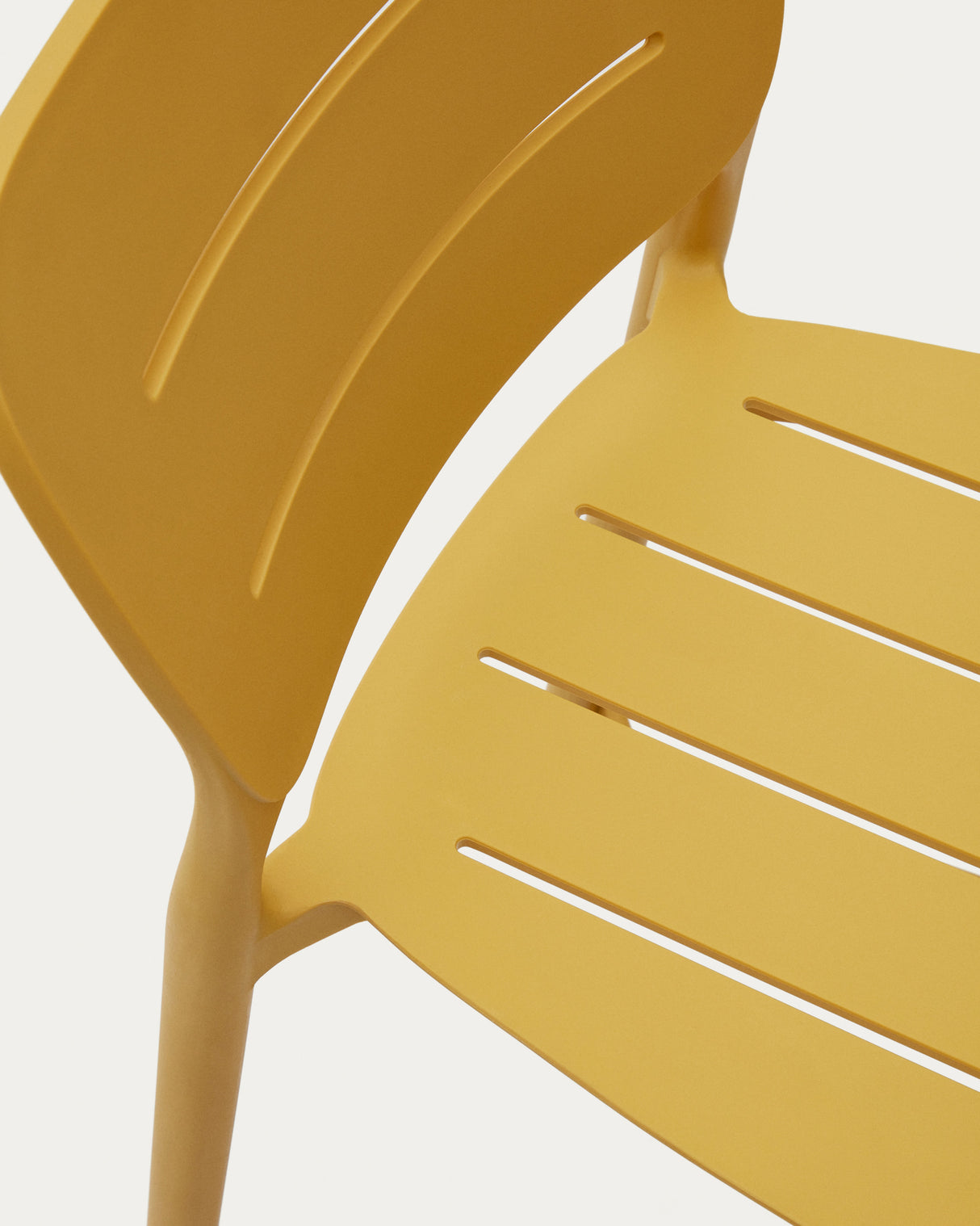 Morella stapelbarer Outdoor-Hocker aus Kunststoff in Senfgelb - ZEN ZONE Furniture