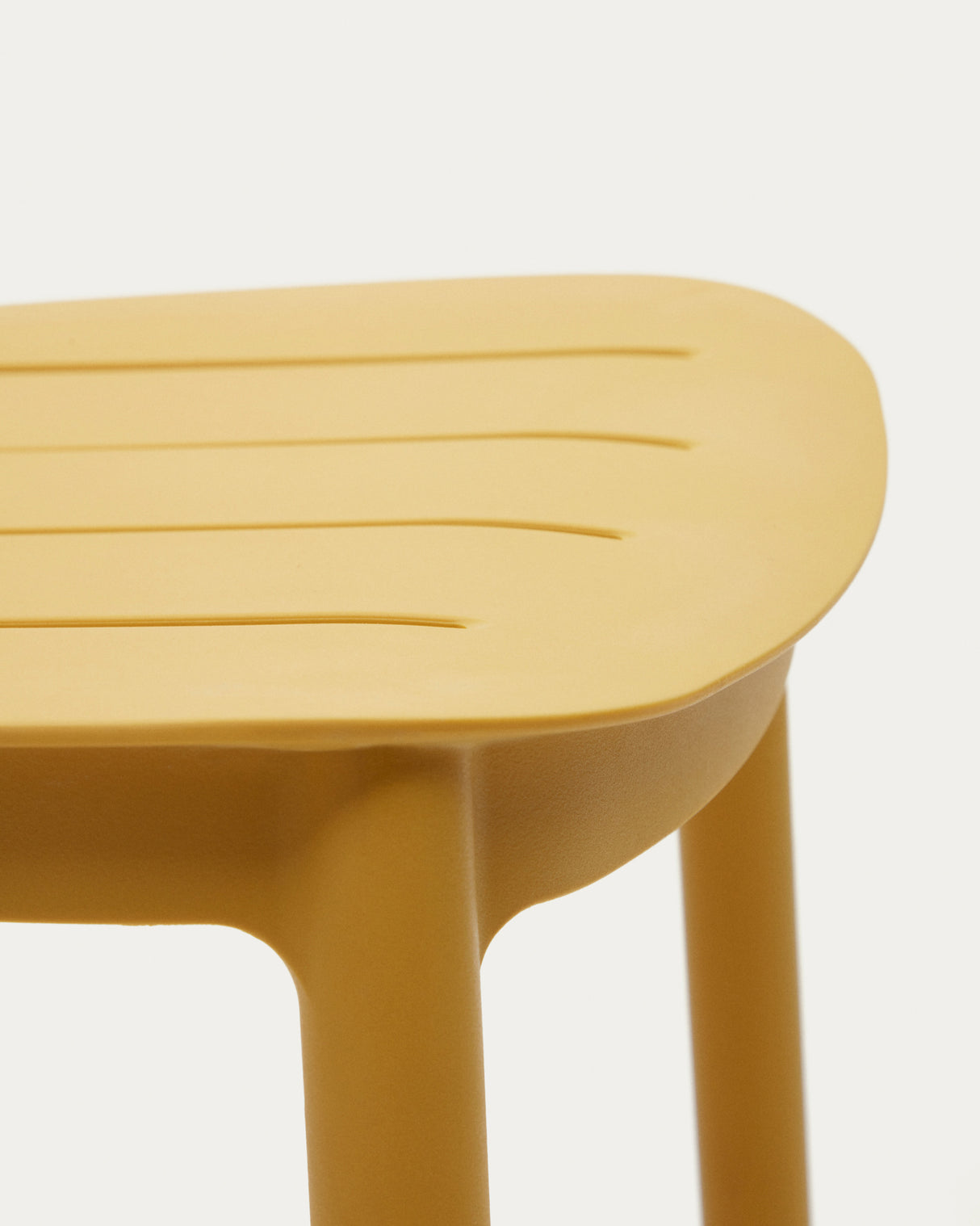 Morella stapelbarer Outdoor-Hocker aus Kunststoff in Senfgelb - ZEN ZONE Furniture