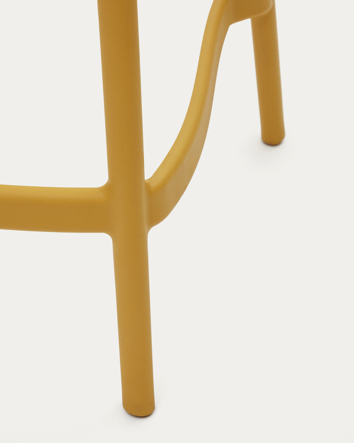 Morella stapelbarer Outdoor-Hocker aus Kunststoff in Senfgelb - ZEN ZONE Furniture