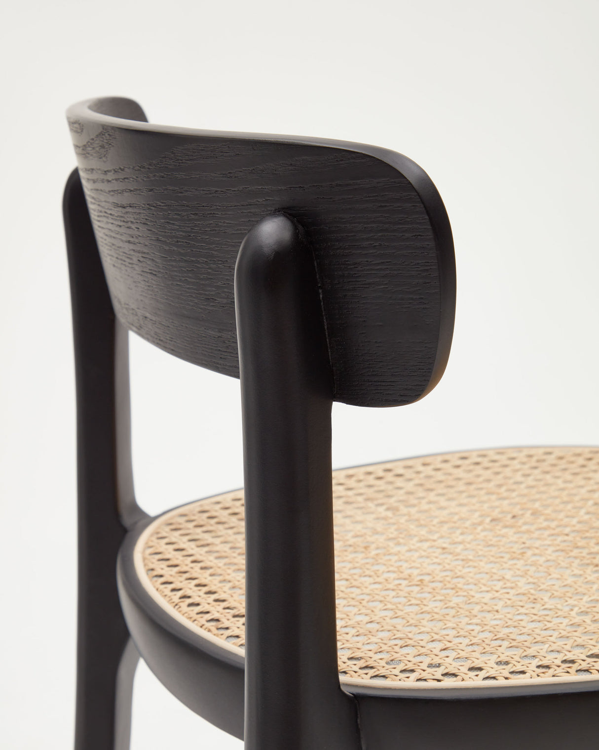 Romane Hocker aus Buchenholz mit schwarzem Finish, Eschenfurnier und Rattan Höhe 75 cm - ZEN ZONE Furniture