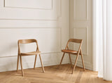Fenri Gepolsterter Esstischstuhl aus Eiche weiß pigmentiert geölt, Quattro by Spoor - Leder, Sand - ZEN ZONE Furniture